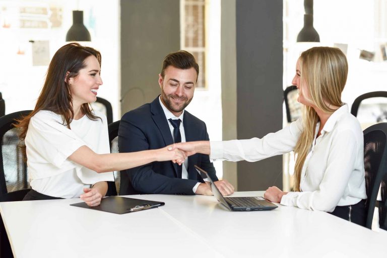 Smiling Young Couple Shaking Hands With An 5Ztaejq